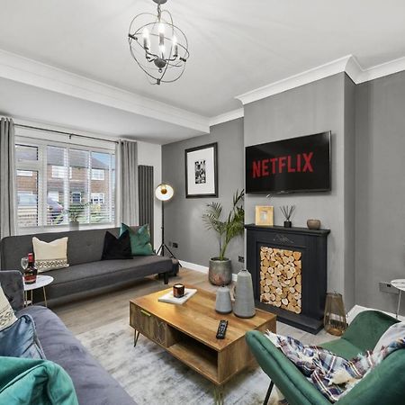 Stunning 2-Bedroom House With Free Parking & Wifi Chatham  Exterior foto