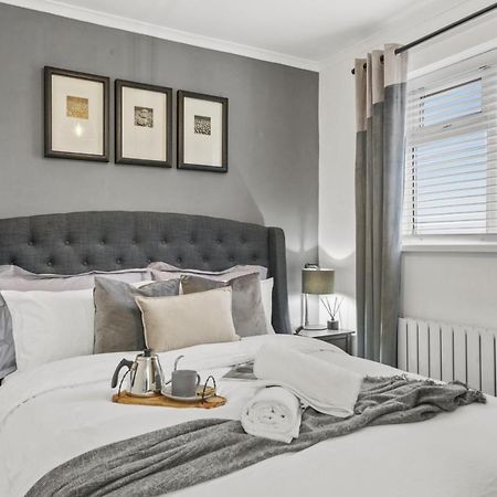 Stunning 2-Bedroom House With Free Parking & Wifi Chatham  Exterior foto