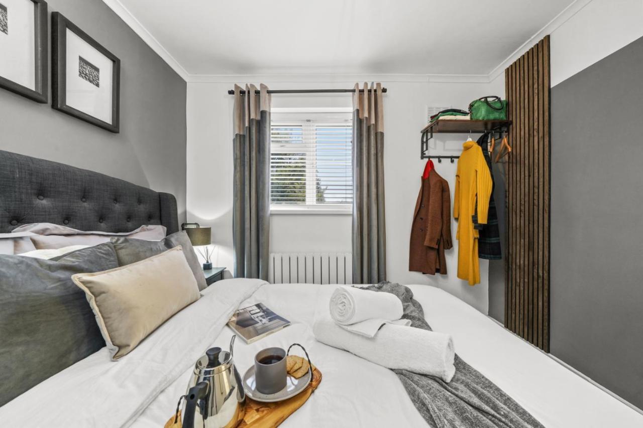 Stunning 2-Bedroom House With Free Parking & Wifi Chatham  Exterior foto