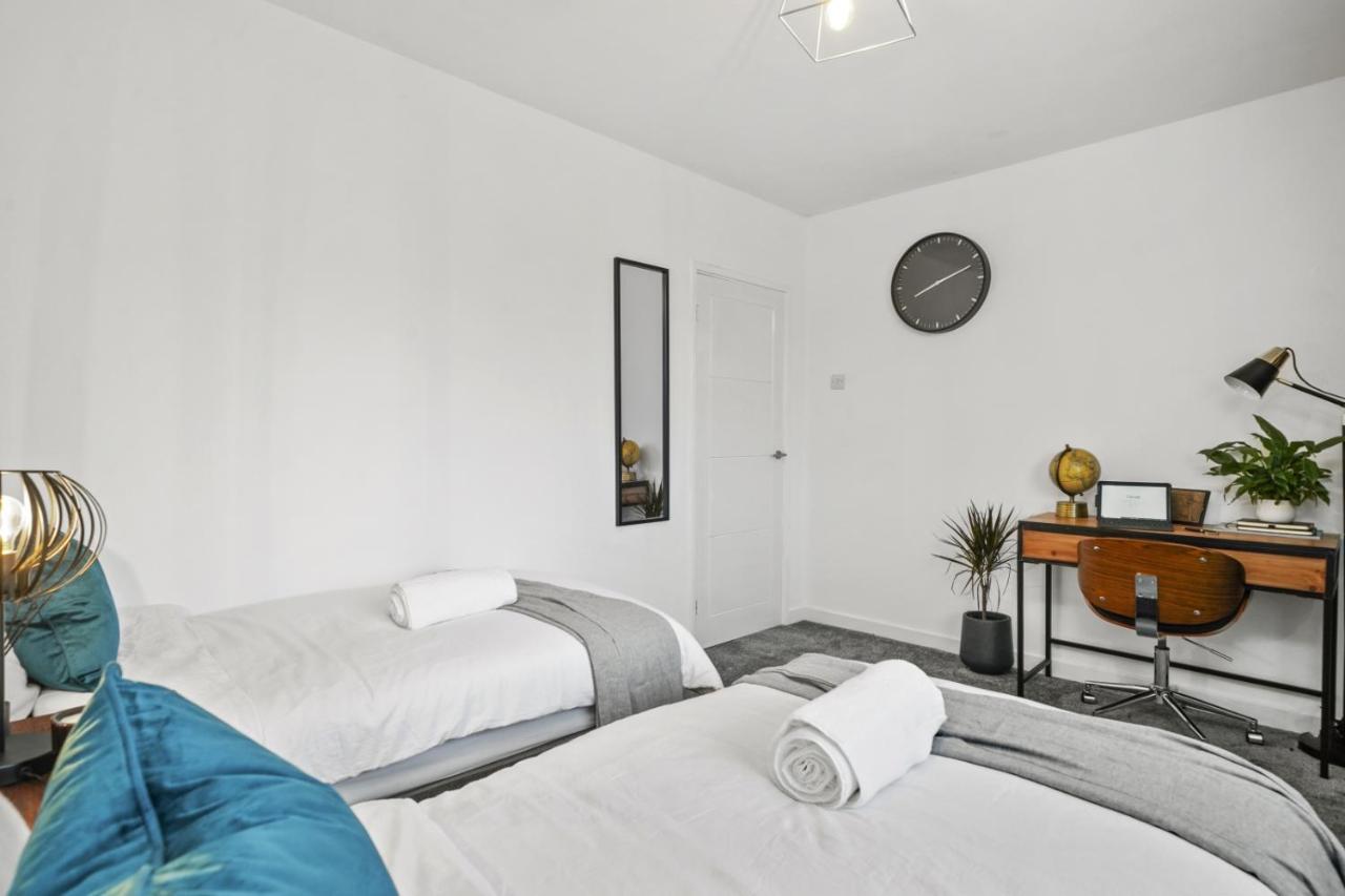 Stunning 2-Bedroom House With Free Parking & Wifi Chatham  Exterior foto