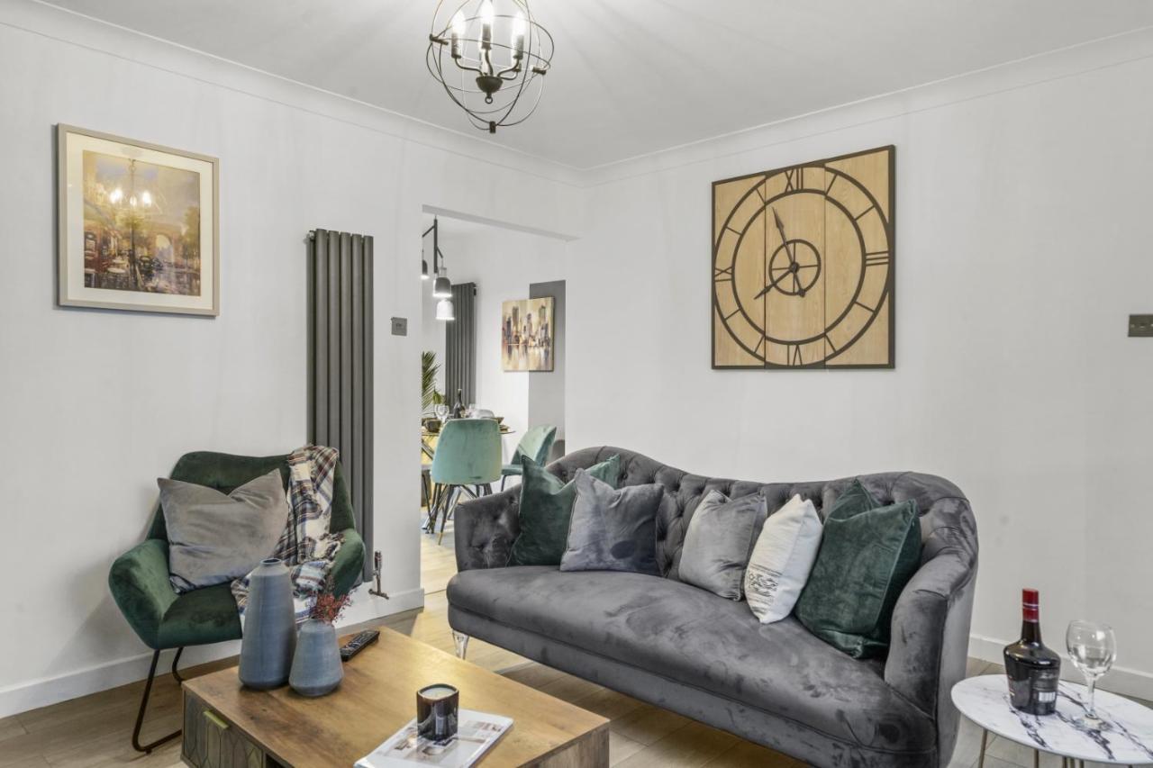 Stunning 2-Bedroom House With Free Parking & Wifi Chatham  Exterior foto