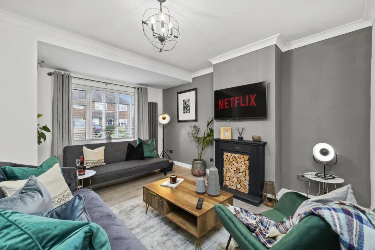 Stunning 2-Bedroom House With Free Parking & Wifi Chatham  Exterior foto