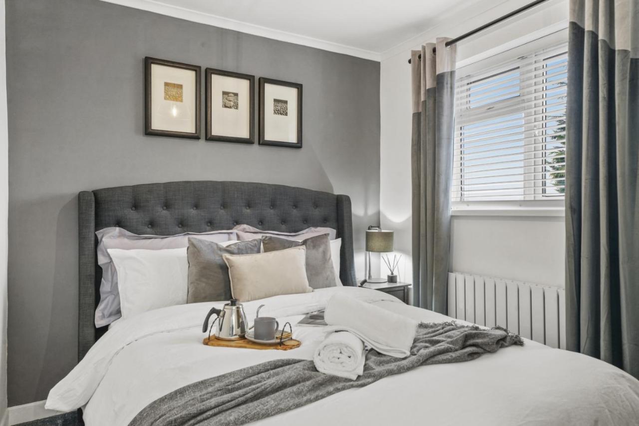 Stunning 2-Bedroom House With Free Parking & Wifi Chatham  Exterior foto