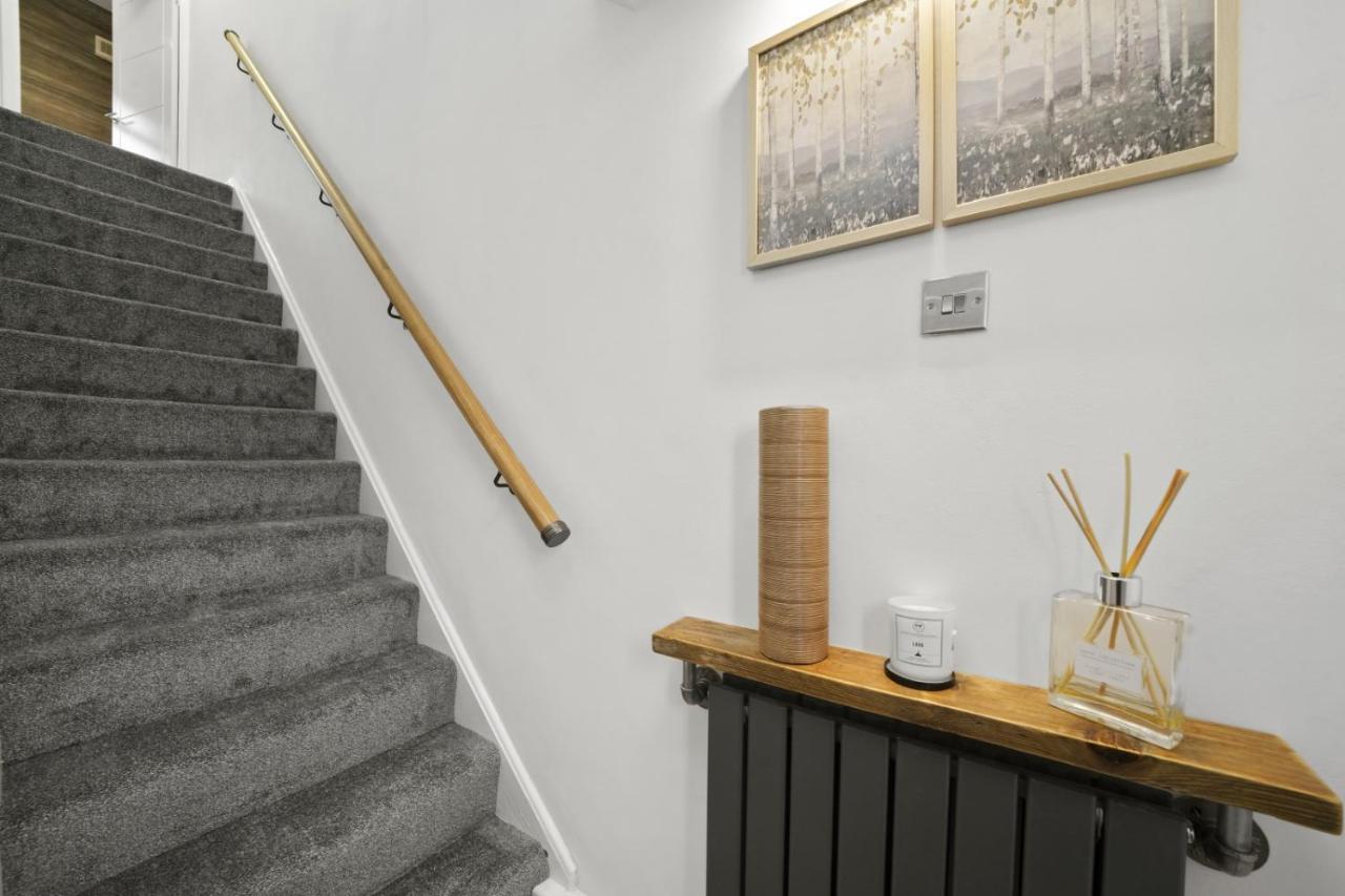 Stunning 2-Bedroom House With Free Parking & Wifi Chatham  Exterior foto