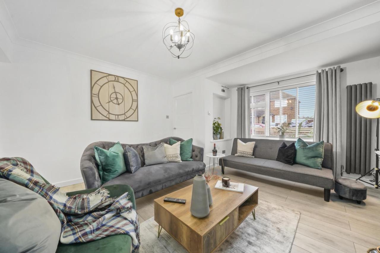 Stunning 2-Bedroom House With Free Parking & Wifi Chatham  Exterior foto