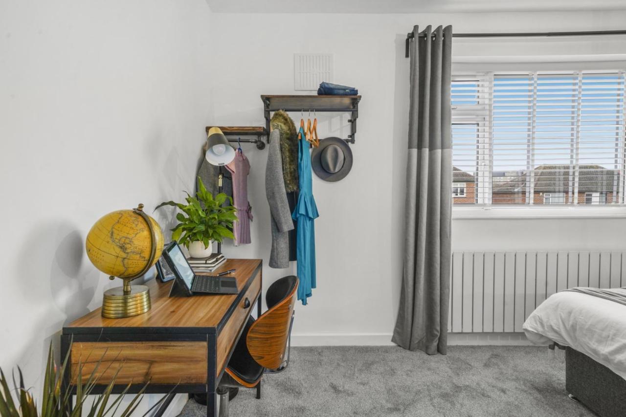 Stunning 2-Bedroom House With Free Parking & Wifi Chatham  Exterior foto