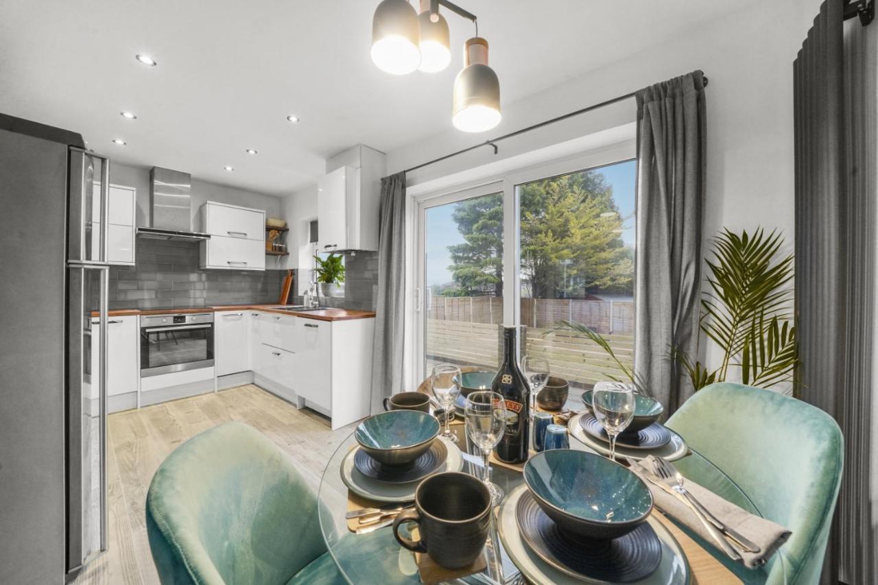 Stunning 2-Bedroom House With Free Parking & Wifi Chatham  Exterior foto