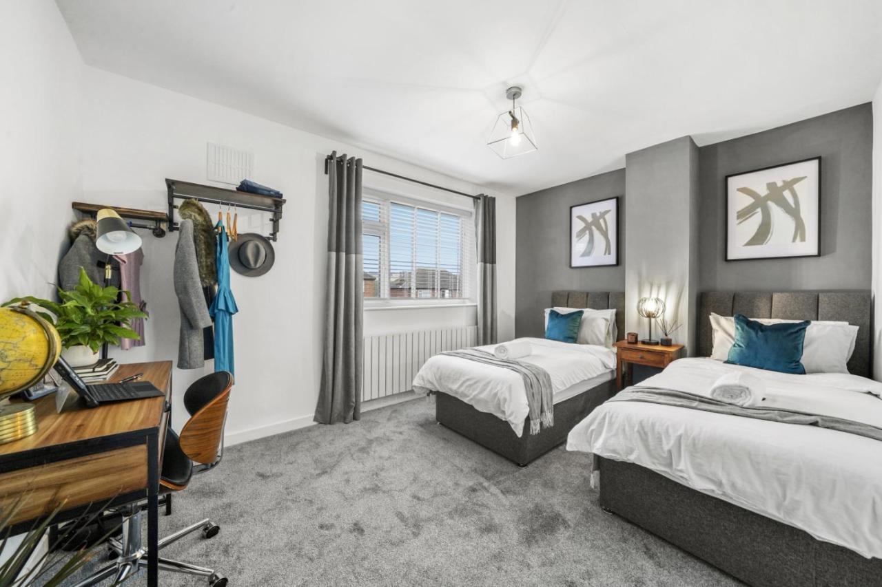Stunning 2-Bedroom House With Free Parking & Wifi Chatham  Exterior foto