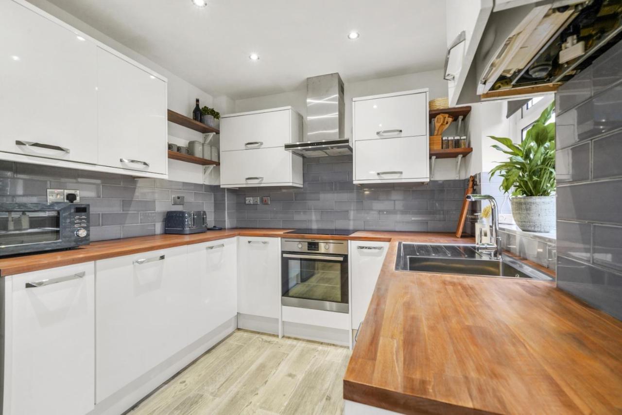Stunning 2-Bedroom House With Free Parking & Wifi Chatham  Exterior foto