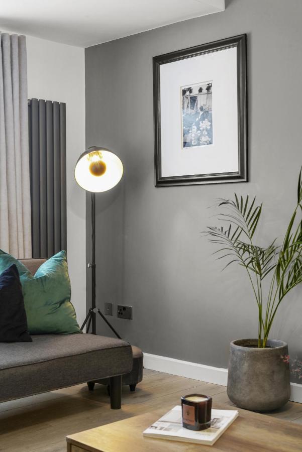 Stunning 2-Bedroom House With Free Parking & Wifi Chatham  Exterior foto