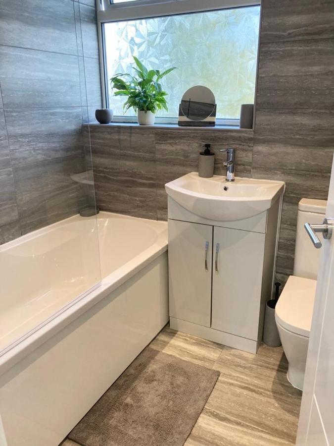 Stunning 2-Bedroom House With Free Parking & Wifi Chatham  Exterior foto