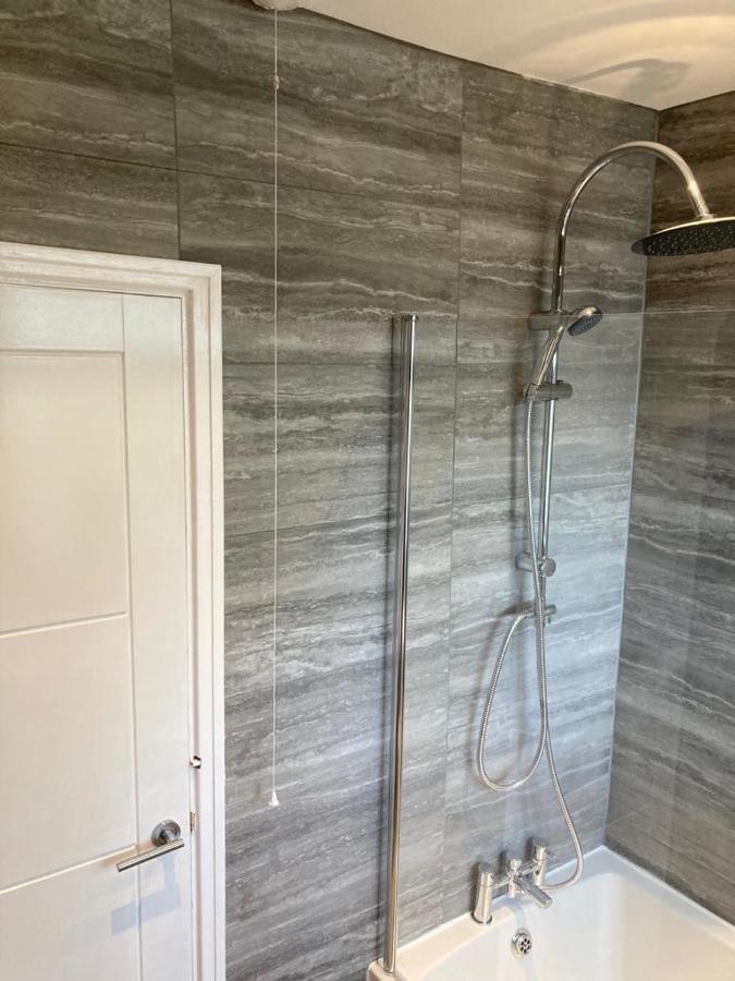 Stunning 2-Bedroom House With Free Parking & Wifi Chatham  Exterior foto